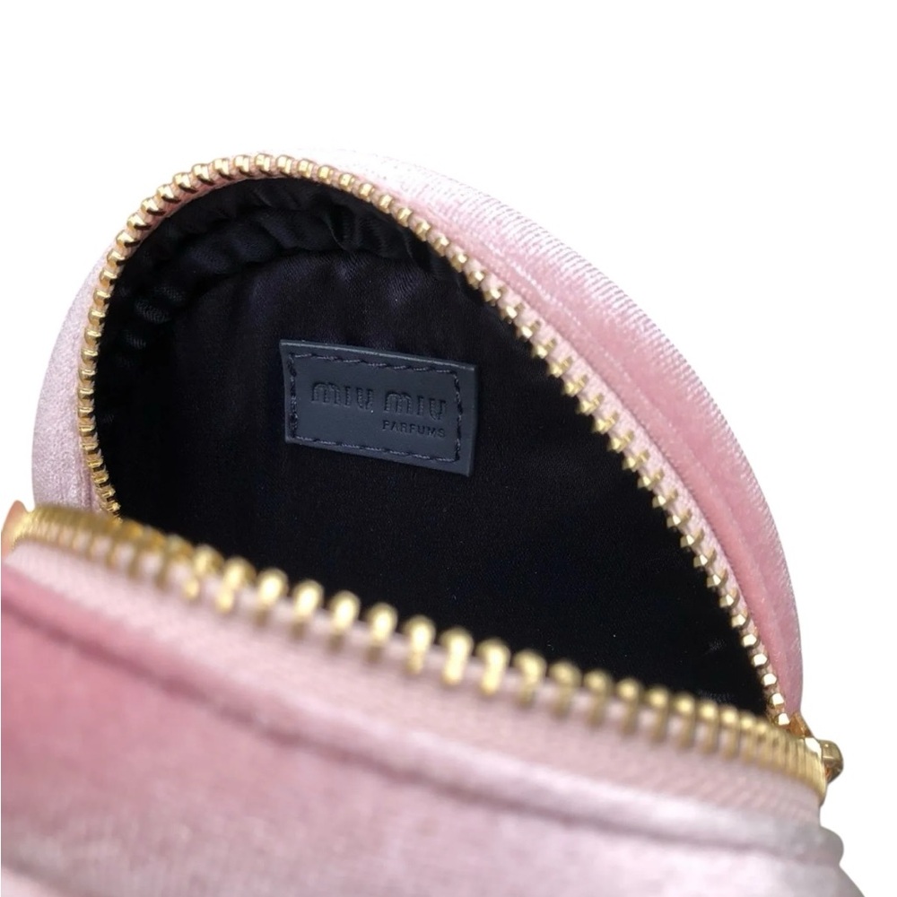 New in Box Miu Miu GWPPink Velvet Round Wristlet with Gold Chain - Picture 7 of 12